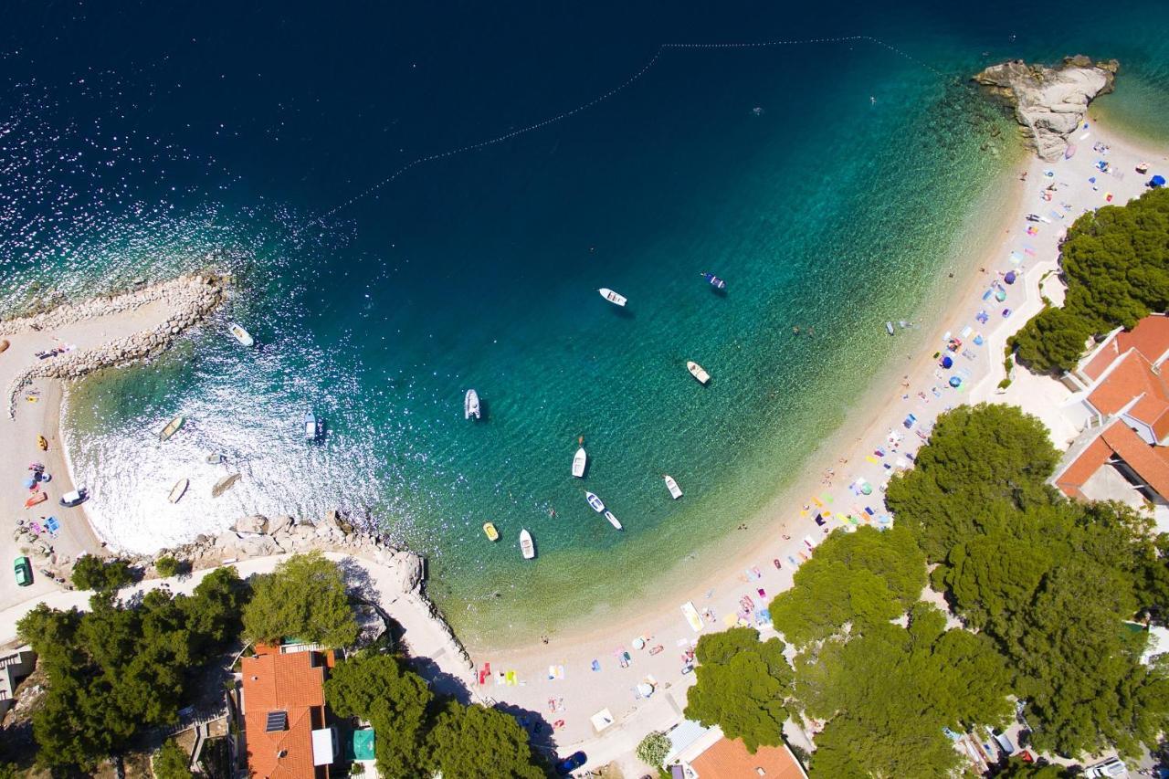 Apartments By The Sea Brela, Makarska - 11821 Esterno foto