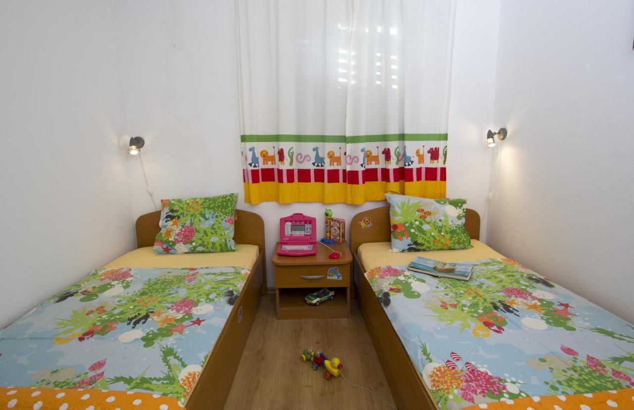 Apartments By The Sea Brela, Makarska - 11821 Esterno foto